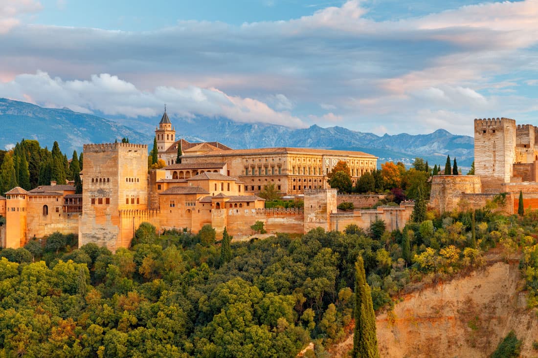 Vue panoramique sur l'Alhambra et Grenade avec la Sierra Nevada en arrière-plan